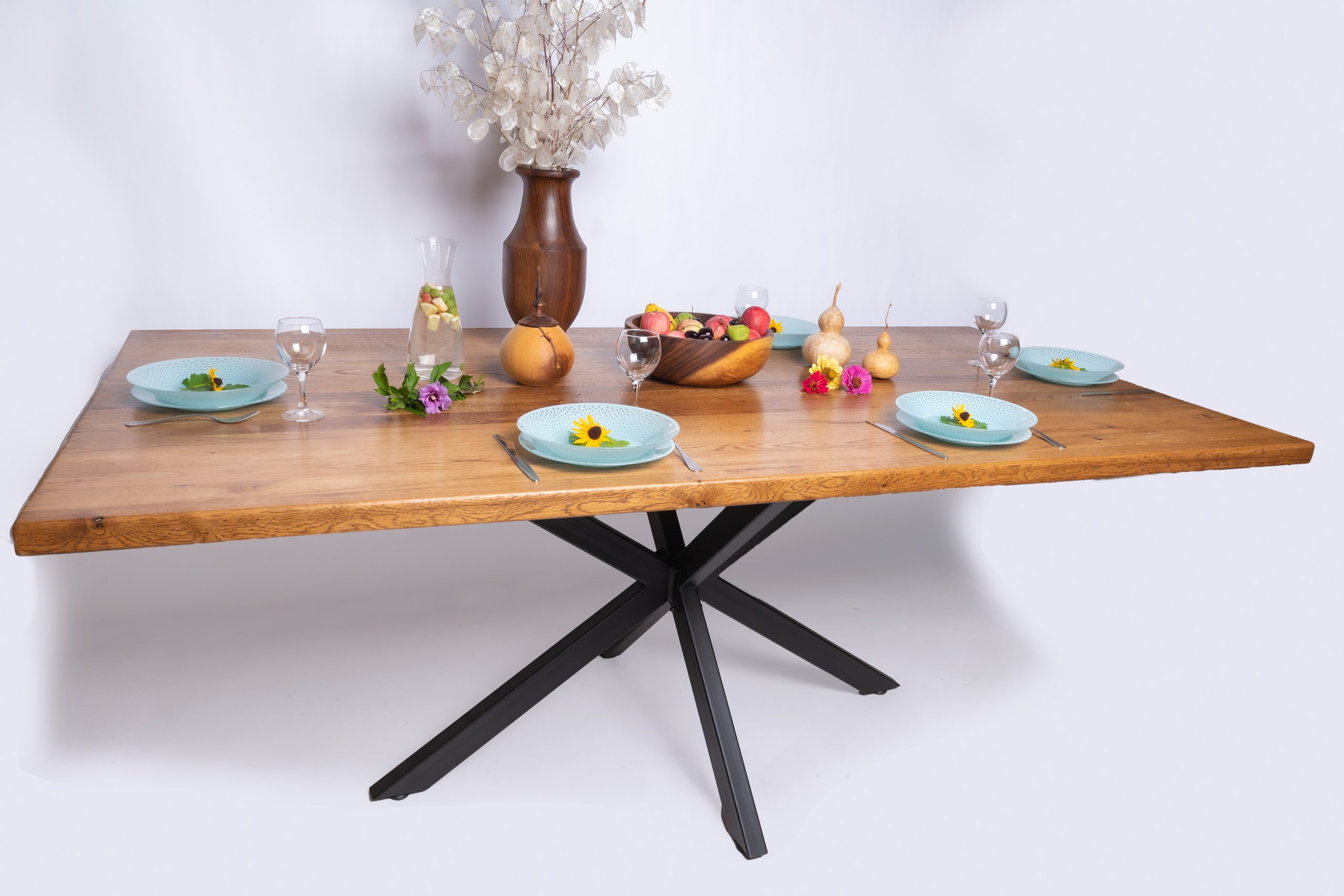 14-07-2022-02_0018 Изработена със занаятчийско майсторство и съчетавайки природната топлина на дървото със стилния дизайн трапезна маса е идиално допълнение за вашия интериор